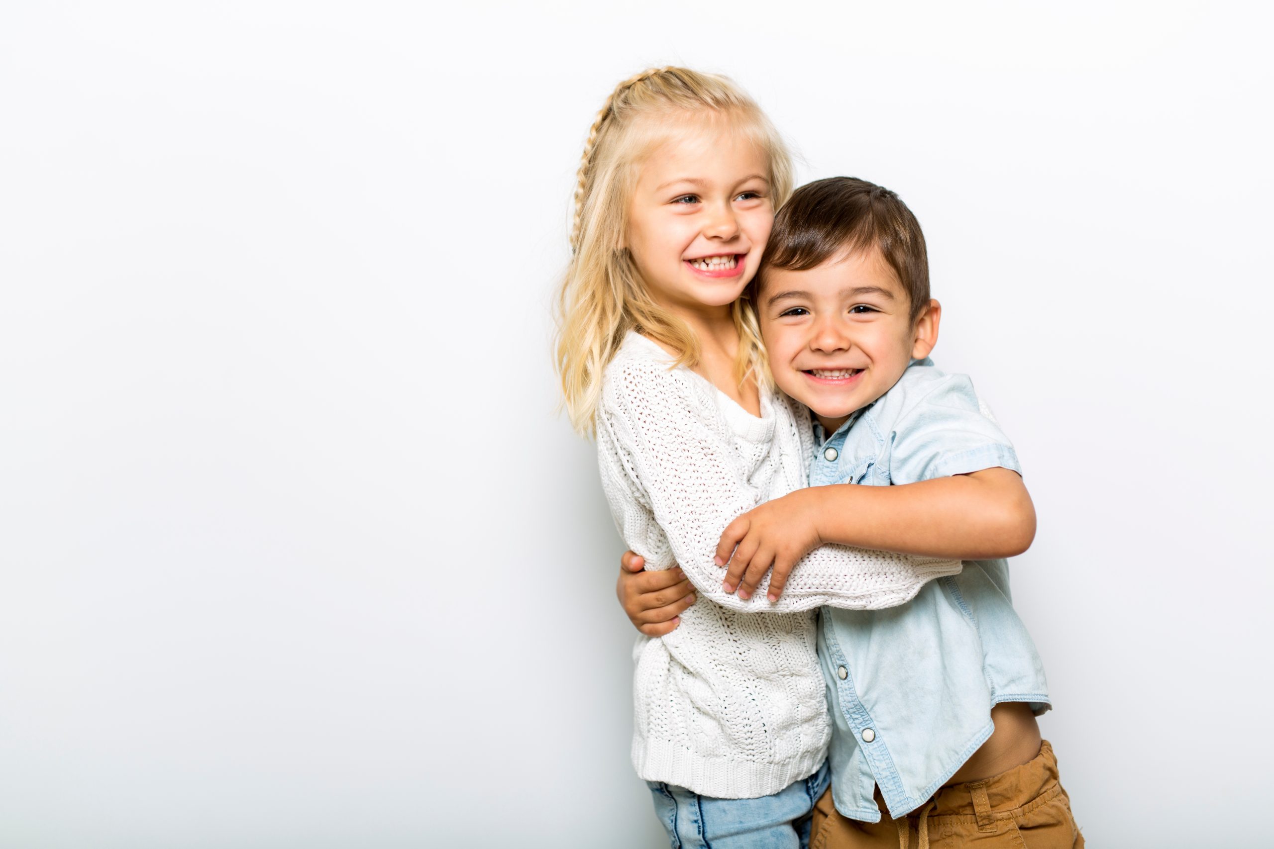Les Enfants Deviennent des Compagnons de Jeu