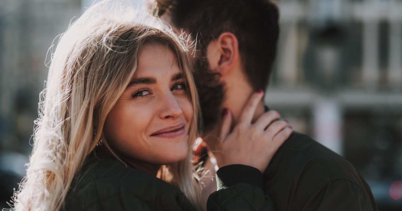 8 Choses de la Personnalité d’une Femme qui Attirent les Hommes