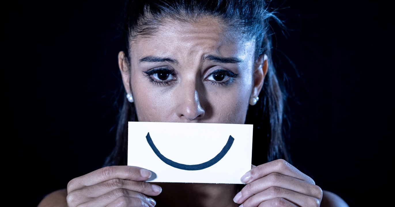 12 comportements subtils qui révèlent un bonheur simulé
